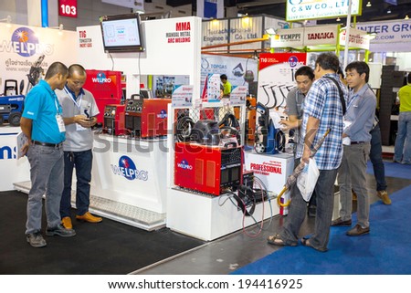 BANGKOK ,THAILAND - MAY 18:Unidentified People Interest in wild machine of ASEAN\'s Leading Industrial Machinery and Subcontracting  Exhibition 2014,on May 18, 2014 in Bangkok, Thailand.