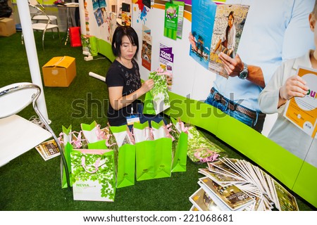 BANGKOK - SEPTEMBER 27 :Unidentified people set up a gift set  bag at GASMA PRINT 2014 on Sep 27,2014 in BITEC ,Bangkok,  Thailand