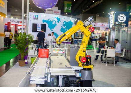 BANGKOK ,THAILAND - JUNE 20: Show robotic hand machine on work in 
PROPAK ASIA 2015, on JUNE 20, 2015 in Bangkok, Thailand.