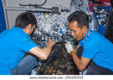 BANGKOK ,THAILAND - JULY 11: Unidentified people put a plastic  pellets in to bag at InterPlas Thailand 2015 , on JULY 11, 2015 in  Bangkok, Thailand.