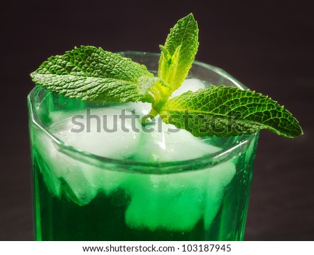 iced mint drink with mint leaf