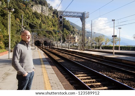 toursit waiting for the train in Monterosso station