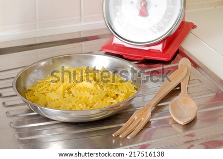 pasta inside balance plate over kitchen top