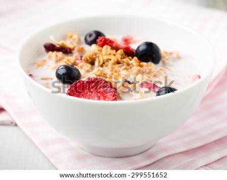 Crispy cereals with dread fruits and fresh blueberries.