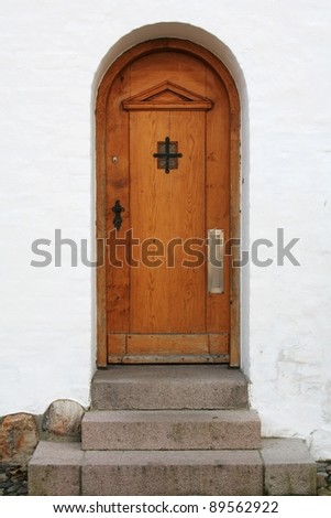 Old rounded entry door with a white front