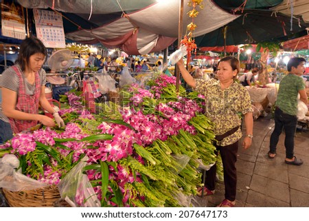 BANGKOK, THAILAND - MARCH 31: Unidentified people selling flowers at Pak Klong Talad on March 31, 2014 in Bangkok, Thailand. Pak Klong Talad is a big flower market in Bangkok.