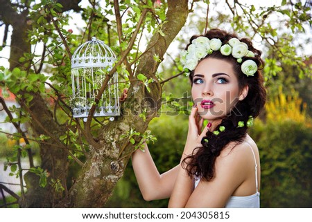 Bride with natural flowers in hair and birdcage