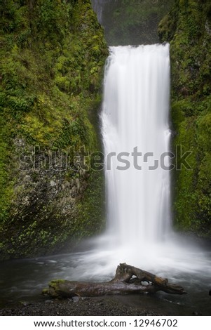 A beautiful waterfall in the Pacific Northwest