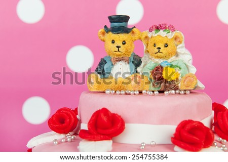 Funny couple bears on pink wedding cake