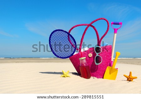 Beach bag with luggage and toys for the whole family