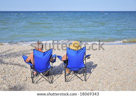 elderly couple on vacation at the beach