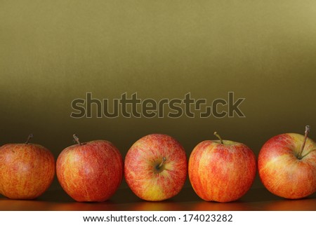 Five organic apples.
