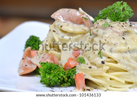 Spaghetti with ham white sauce
