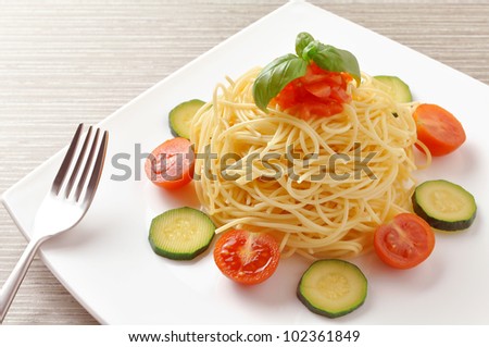 Vegetarian recipe: spaghetti cake with courgettes and tomatoes