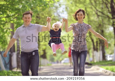 mom and dad are running with the child\'s hands