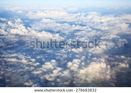 view from the bird\'s-eye view of the airplane window at the horizon and clouds