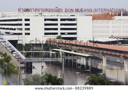 BANGKOK-NOV 5:Flood hits Bangkok areas around Tollway, higher water levels than expected,Donmuang Airport affected by flood on November 5, 2011 on vibhavadee Rd,Thailand (Donmuang Airport)