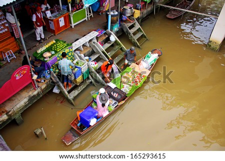 AMPHAWA,THAILAND-NOVEMBER 17, 2013: Amphawa Floating Market is a market place along the canal,The most products are fruits, vegetables and seafood,Samut Songkhram province, Thailand. November 17 2013