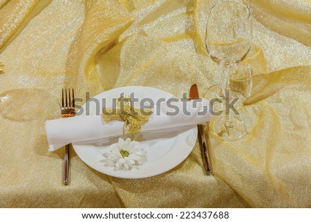 cloth - gold knife fork glasses napkin