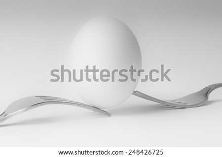 two forks keep and balance egg