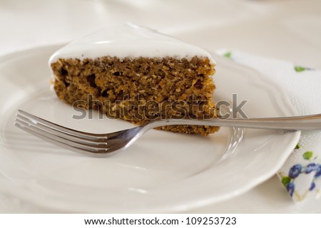 A slice of carrot cake on plate