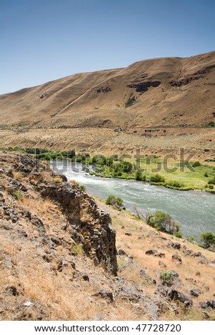 Deschutes River surrounded by eastern Oregon desert hills