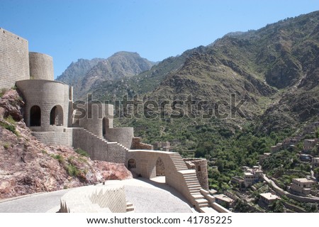 Arab city with mountains and an old fortress