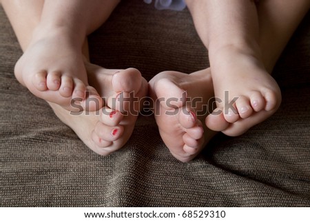 Mother and daughter feet together