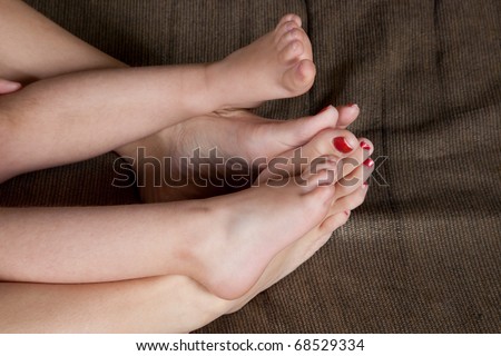 Mother and daughter feet together