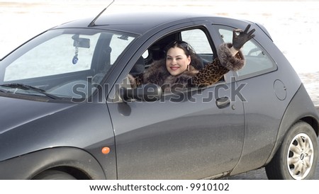 signing woman driving her car