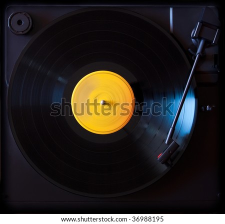 Vinyl disc playing in a slow photo. The main focus is in the disc.
