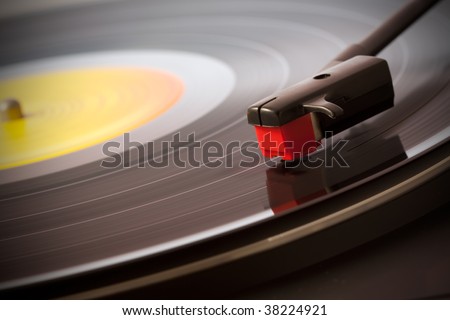 Vinyl disc playing in a slow photo. The main focus is in the disc.
