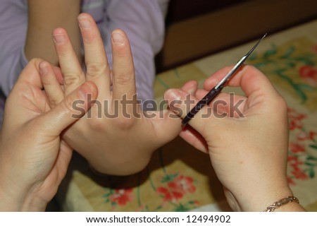 To cut nails to the child