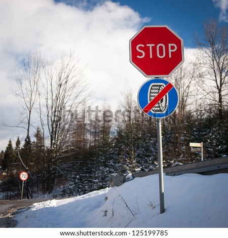 Stop using wheel chains road signs