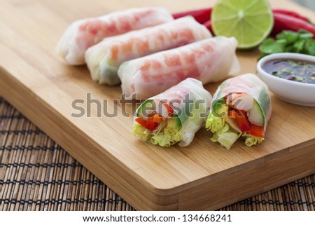 Rice paper rolls with prawns and dipping sauce