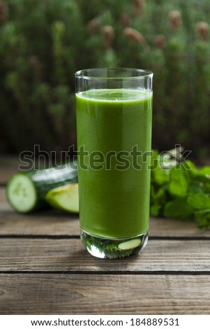 Healhy green smoothie with apple, cucumber and mint