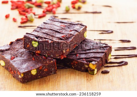 Spicy raw vegan brownies with pistachios and goji berries