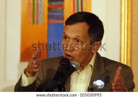 DENVER-AUG. 27:U.S. House Representative Dennis Kucinich (D-Ohio) speaks to a crowd at the 2008 Democratic National Convention on August 27, 2008.