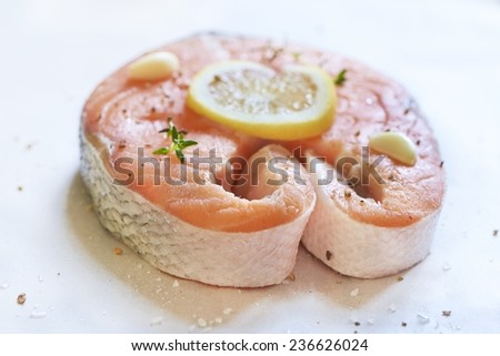 Fresh salmon with lemon, garlic and thyme