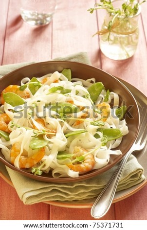 Rice noodles with shrimps and peas