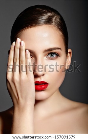 High Fashion Look.Glamor Closeup Portrait Of Beautiful Sexy Stylish Brunette Caucasian Young Woman Model With Bright Makeup, With Red Lips, With Perfect Clean Skin In Studio