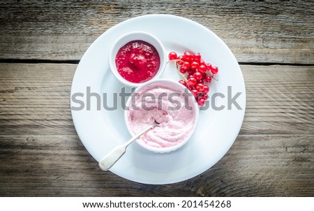 Cottage cheese with sweet sauce and fresh berries