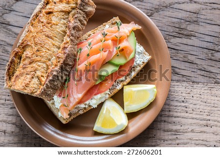 Sandwich with salmon, avocado and tomatoes