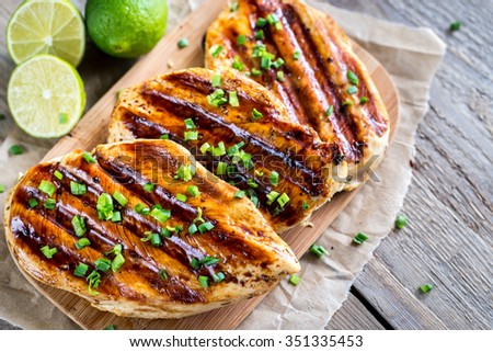 Grilled chicken breasts in lime sauce