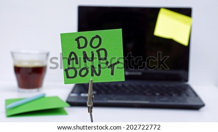 Do and don\'t written on a memo at the office
