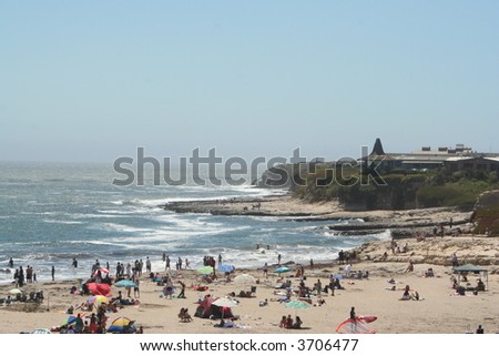 A view of a crowded beach in Santa Cruz, CA