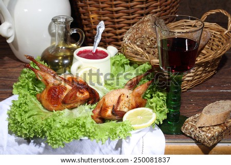 Has sung submitted on leaves of green salad with cowberry sauce, bread and red wine