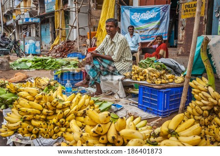 TIRUCHIRAPALLI, INDIA - FEBRUARY 14, 2013: Unidentified Indian man - hawker (street vendor) of bananas