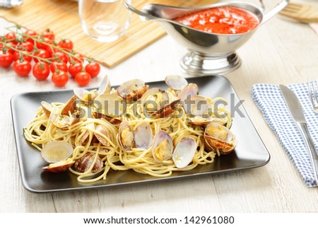 Spaghetti with clams and tomato