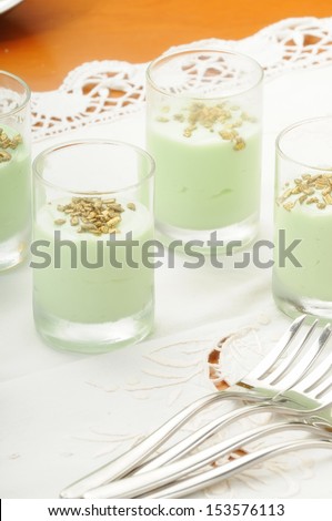finger food dessert flavored with cheese and mint and chocolate chips gold